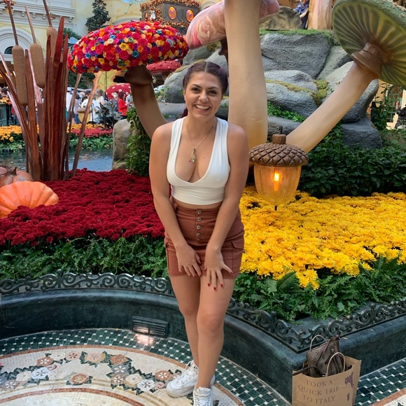 Meet your Posher, Meagan🌹 - Picture 3 of 4